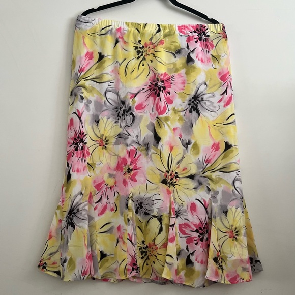 Yellow Mermaid Trumpet Skirt,  pleating detail, pink flowers and grey flowers. - Picture 2 of 7